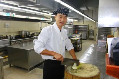 精心服务，带来高品质味觉享受——微笑服务之餐饮部中餐服务