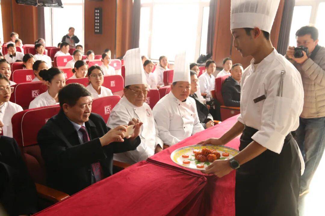 深化中美职教合作，共促辽菜走向世界——美国中餐联盟代表团访问沈阳市外事服务学校侧记